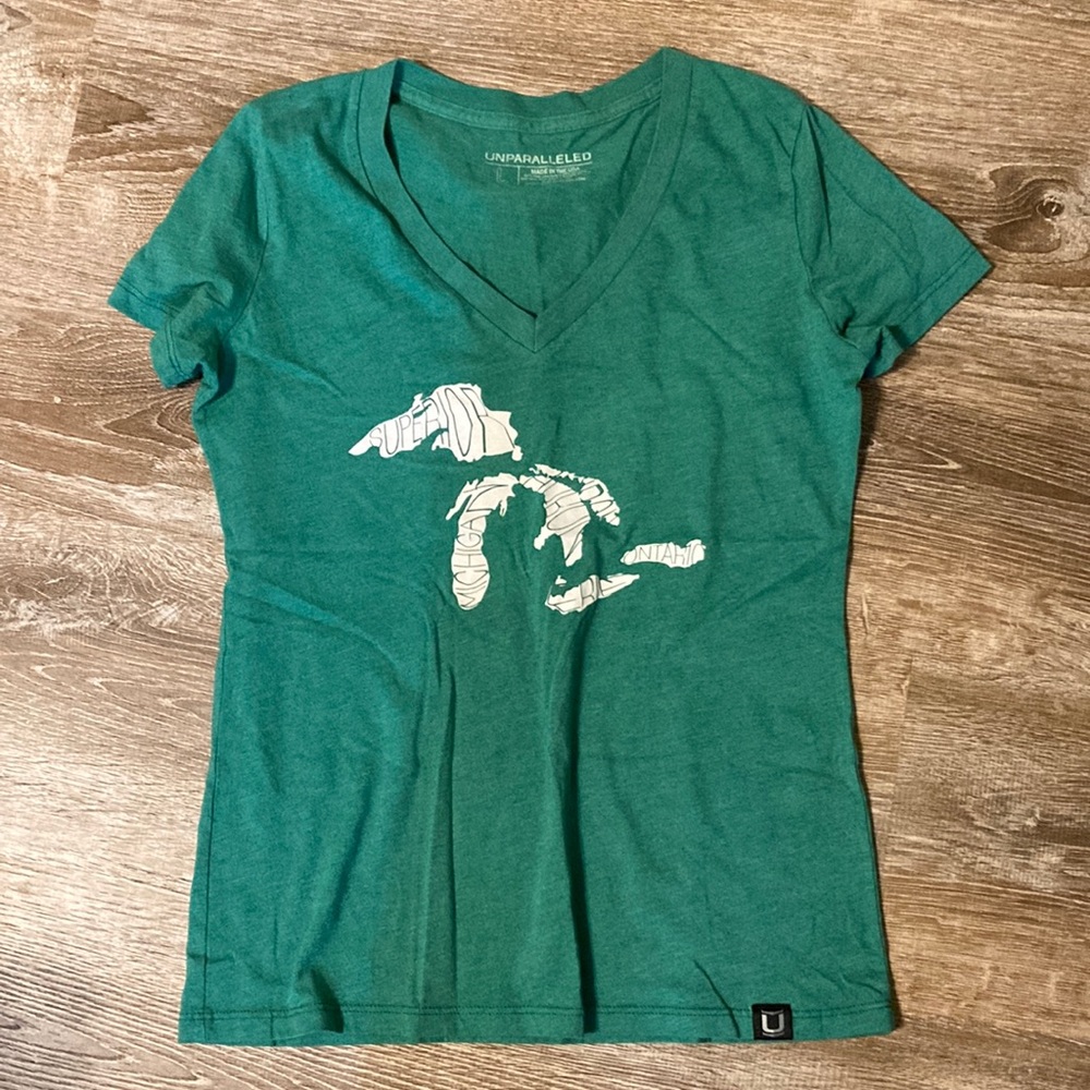 Unparalleled Michigan Great Lakes Kelly green v neck t-shirt short sleeve large